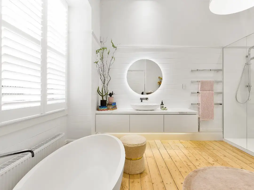 Ukryj rury w małej łazience: Praktyczne metody i zasady zabudowy