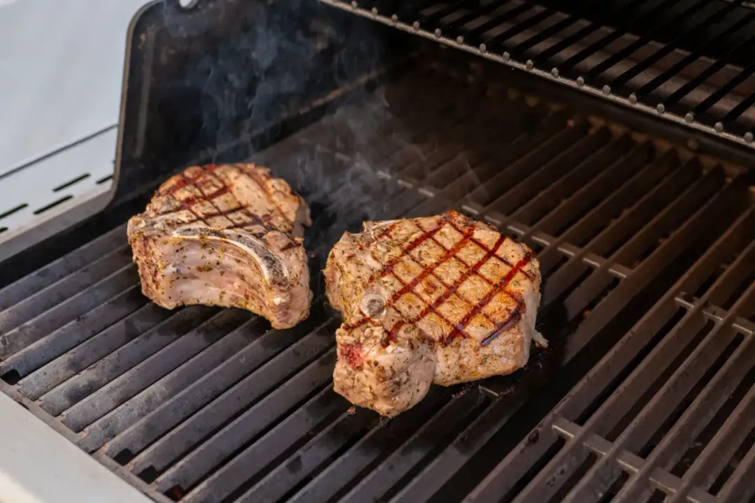 Najlepsze przepisy na steki z wieprzowiny, które zachwycą smakiem