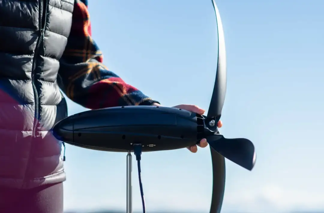 Mini elektrownia wiatrowo słoneczna – oszczędzaj energię i pieniądze