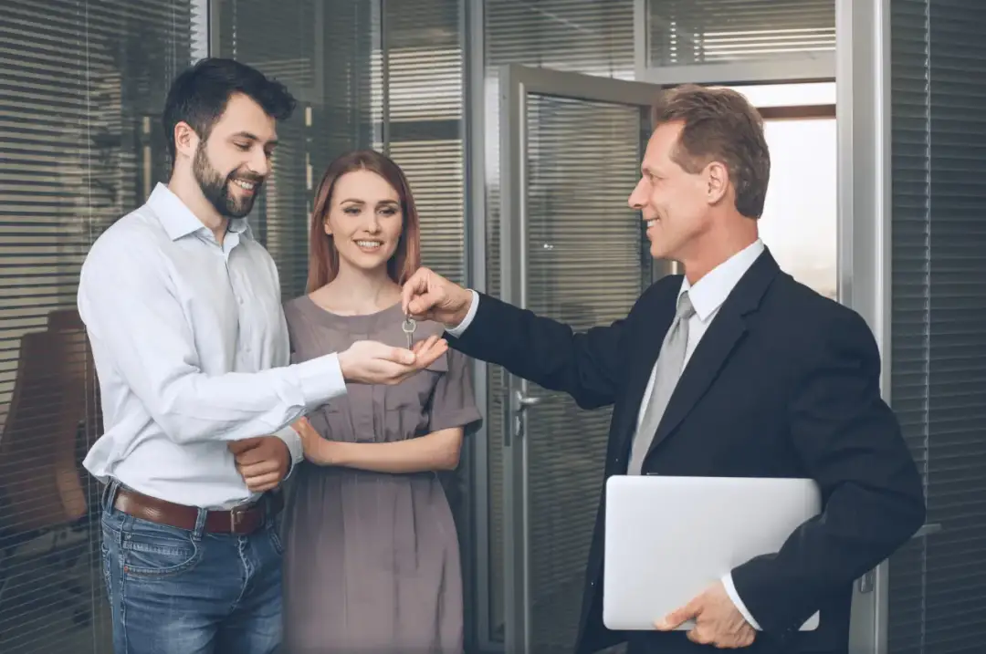 Kto płaci agencji za wynajem mieszkania i jak uniknąć dodatkowych kosztów?