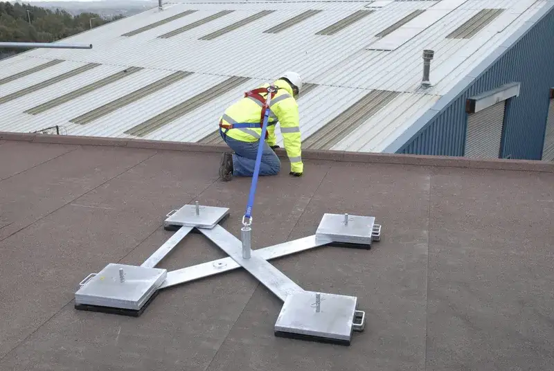Systemy asekuracyjne na dachu: bezpieczna praca na wysokości