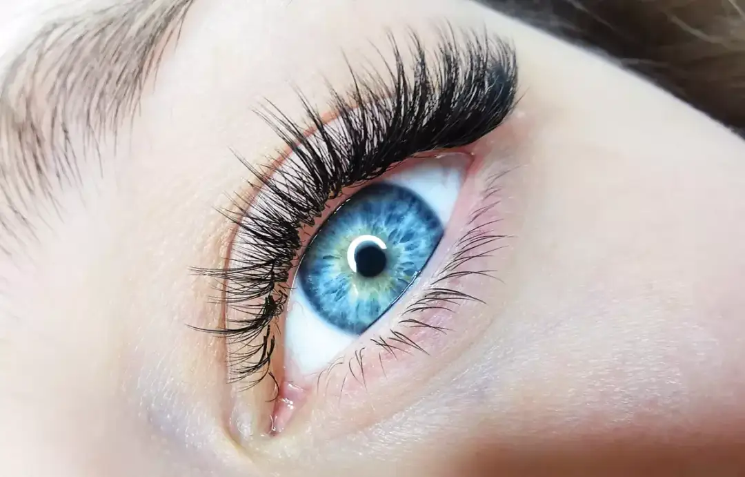 Stylizacja rzęs Kim Kardashian: Co musisz wiedzieć przed zabiegiem?