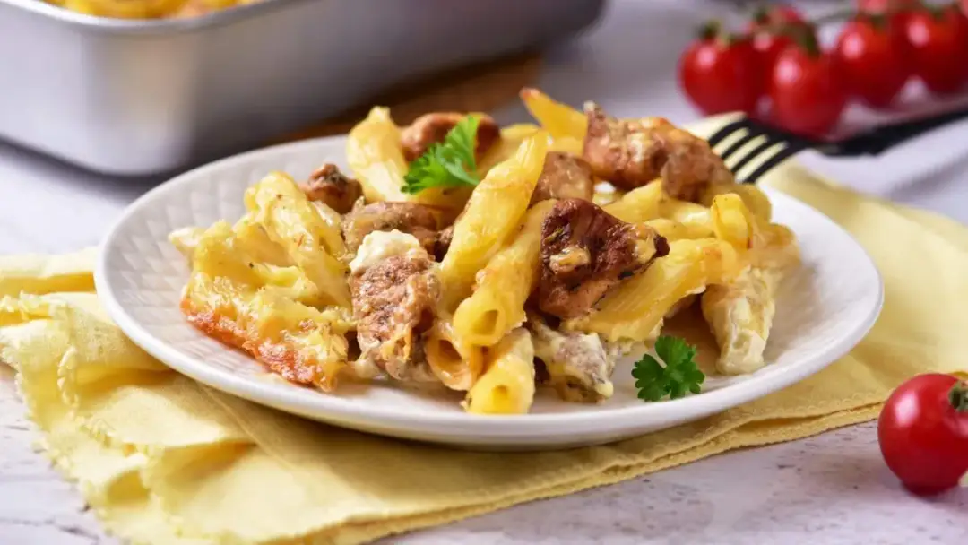 Pyszna zapiekanka z kurczakiem i sosem śmietanowym – łatwy przepis