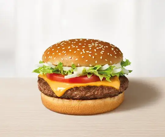 Ile kcal ma McRoyal? Poznaj wartość energetyczną burgera