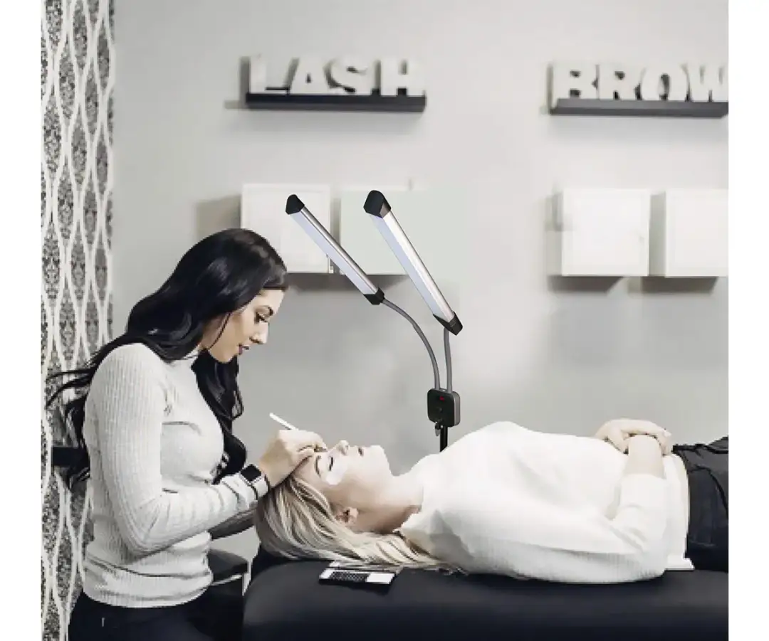 Jaka lampa do przedłużania rzęs jest najlepsza? Porównanie lamp UV i LED