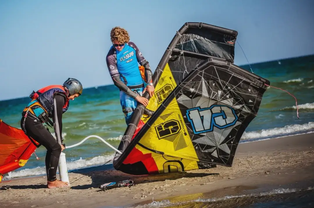 Kitesurfing co to - poznaj fascynujący świat tego sportu wodnego