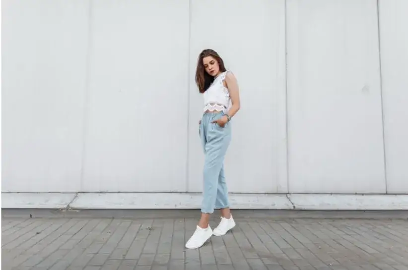 Jakie bluzki do niebieskich spodni? Sprawdź modne stylizacje