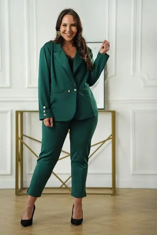 Jaki garnitur damski na komunię – elegancja i komfort dla każdej kobiety