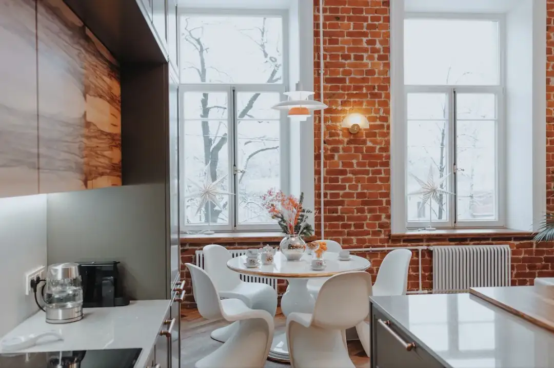 Co położyć na okrągły stół: 10 inspirujących pomysłów na dekorację