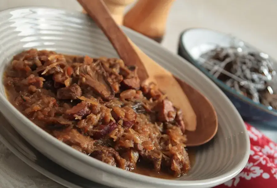 Jak długo gotować bigos? Ile gotujemy bigosa? Nasz przepis na tradycyjny bigos krok po kroku