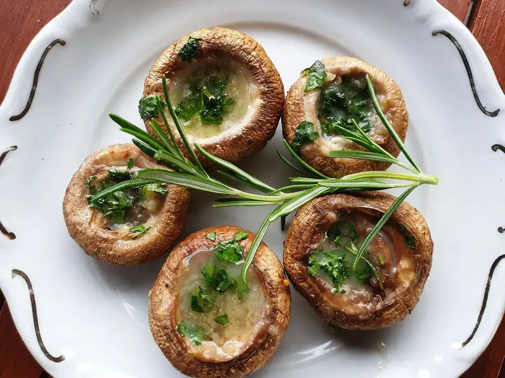 Pyszne pieczarki z grilla z masłem czosnkowym. Prosty przepis krok po kroku