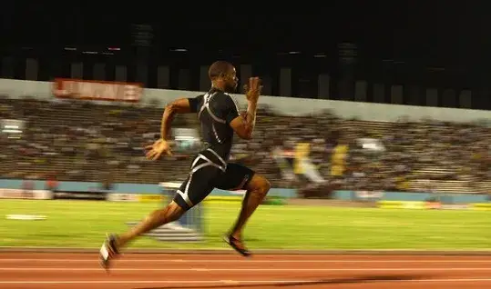 Jak szybko biega przeciętny człowiek i co wpływa na jego prędkość