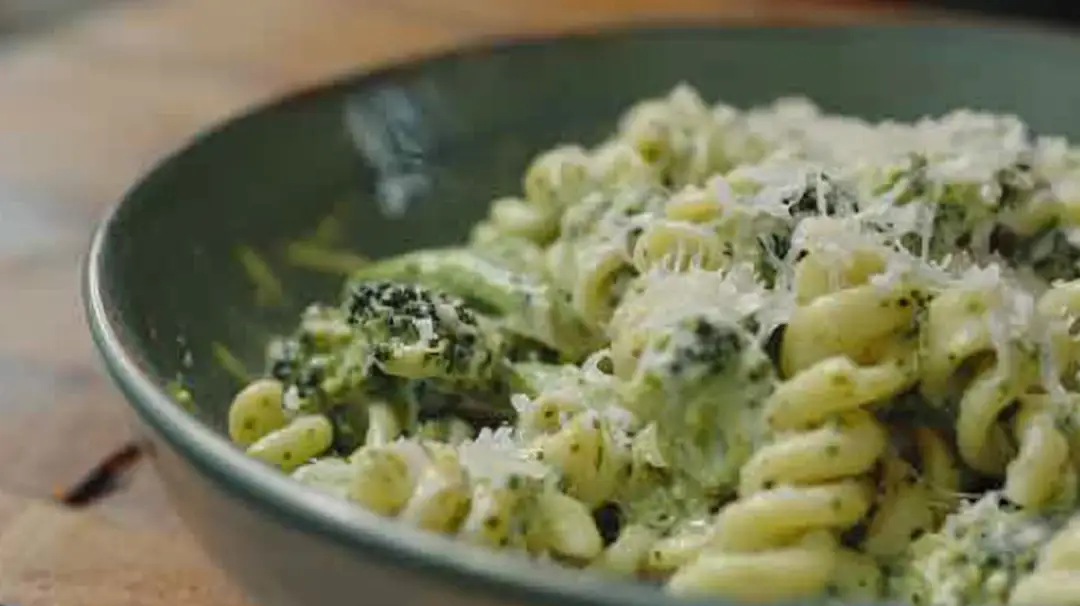 Makaron w sosie brokułowo-serowym: Jak zrobić to wyjątkowe danie?