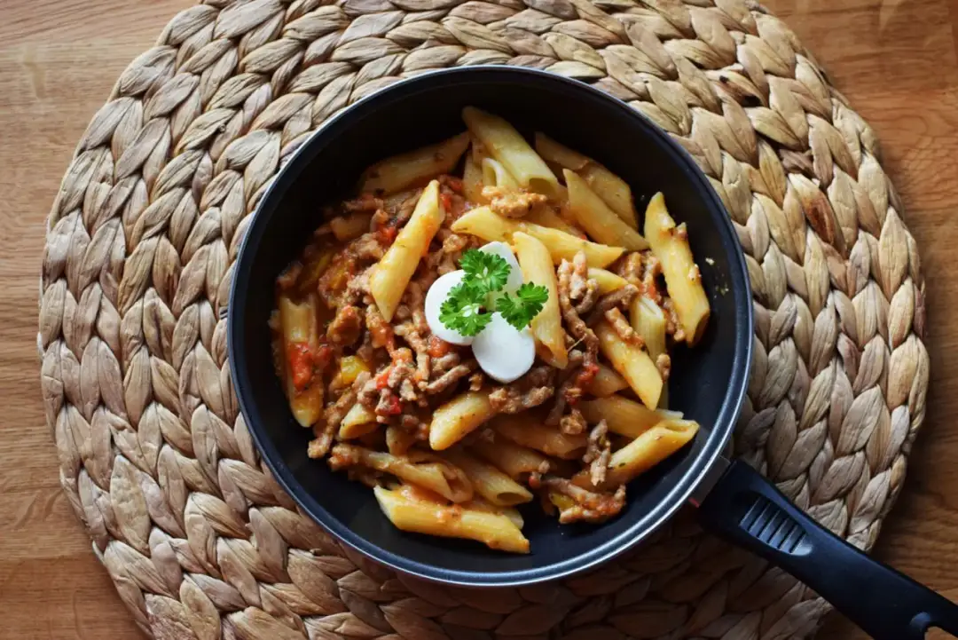 Penne z sosem pomidorowym – prosty przepis na pyszny obiad w 30 minut