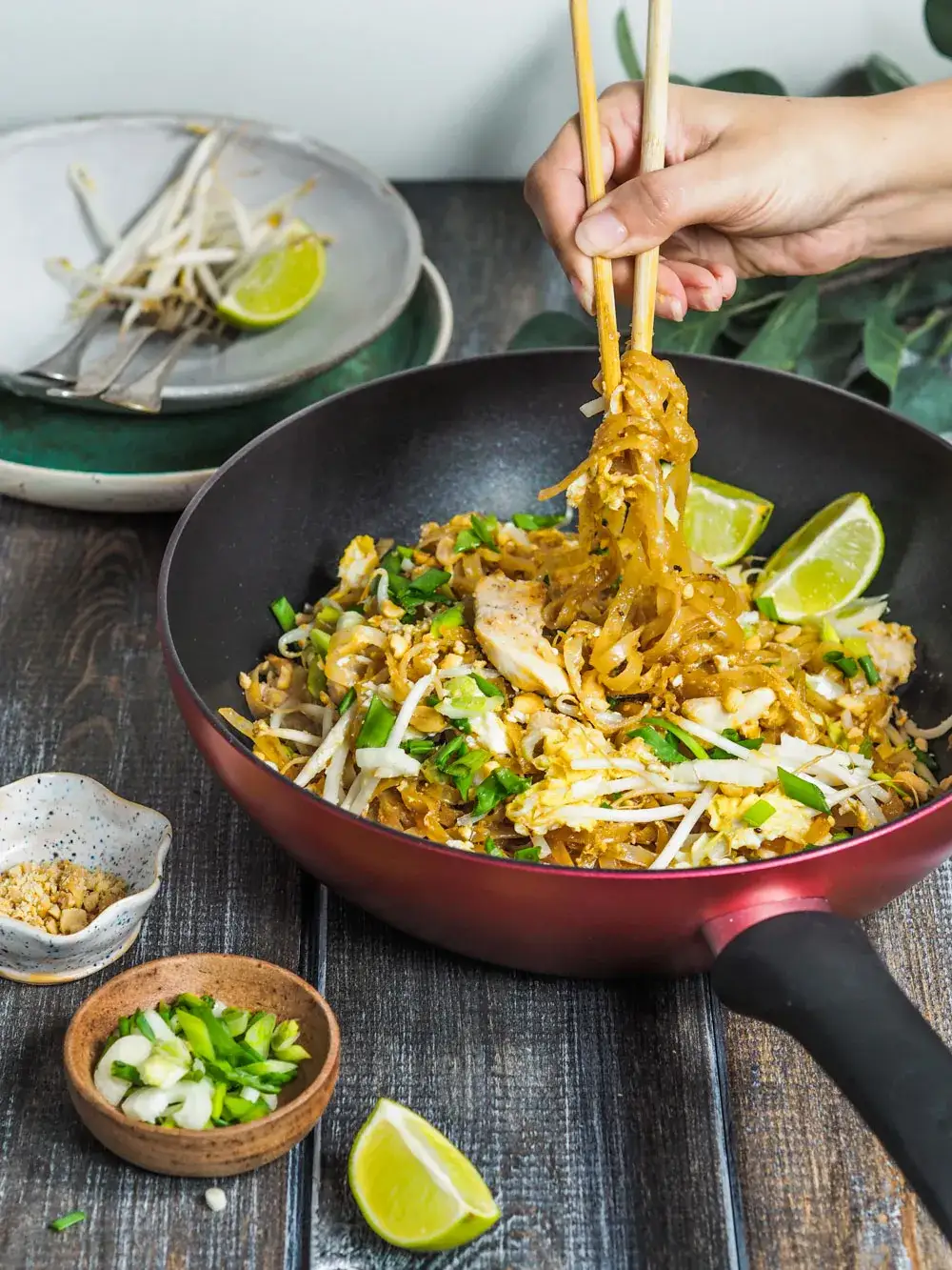 Ile kalorii ma pad thai z kurczakiem? Sprawdź, czy pasuje do Twojej diety!
