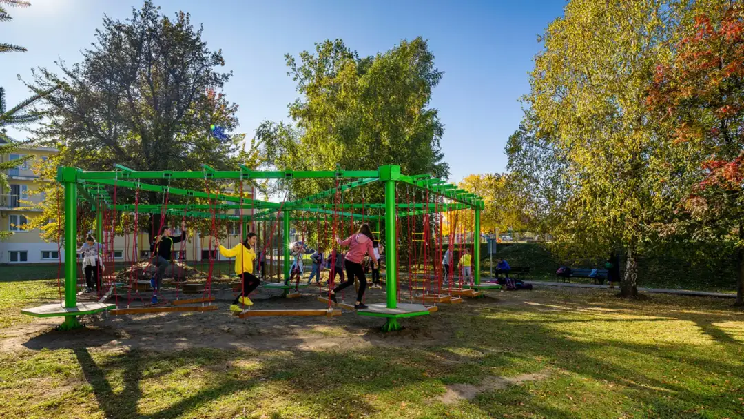 Park linowy Spała - emocjonujące atrakcje i godziny otwarcia