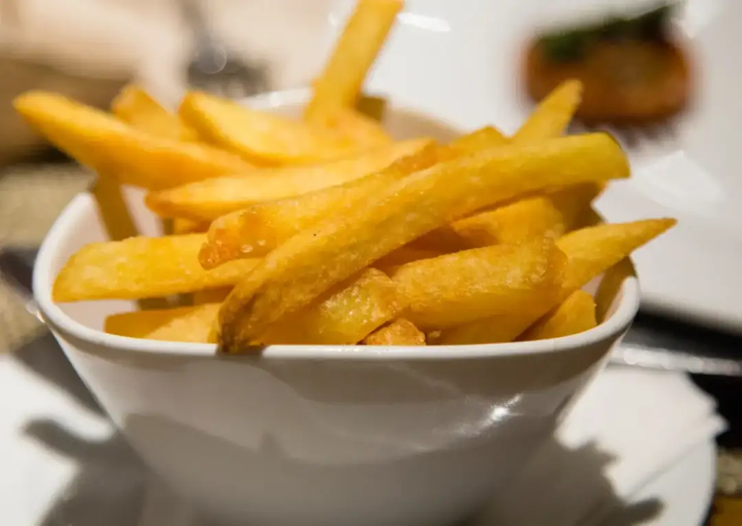 Jak smażyć frytki, żeby były chrupiące - uniknij najczęstszych błędów