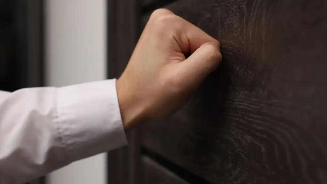 Co może zabrać komornik osobie niepełnosprawnej i jak się chronić przed utratą mienia