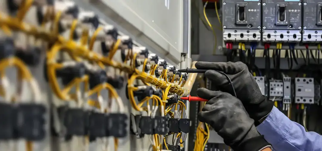 Jak zdobyć uprawnienia budowlane elektryczne? Wymagania i proces krok po kroku