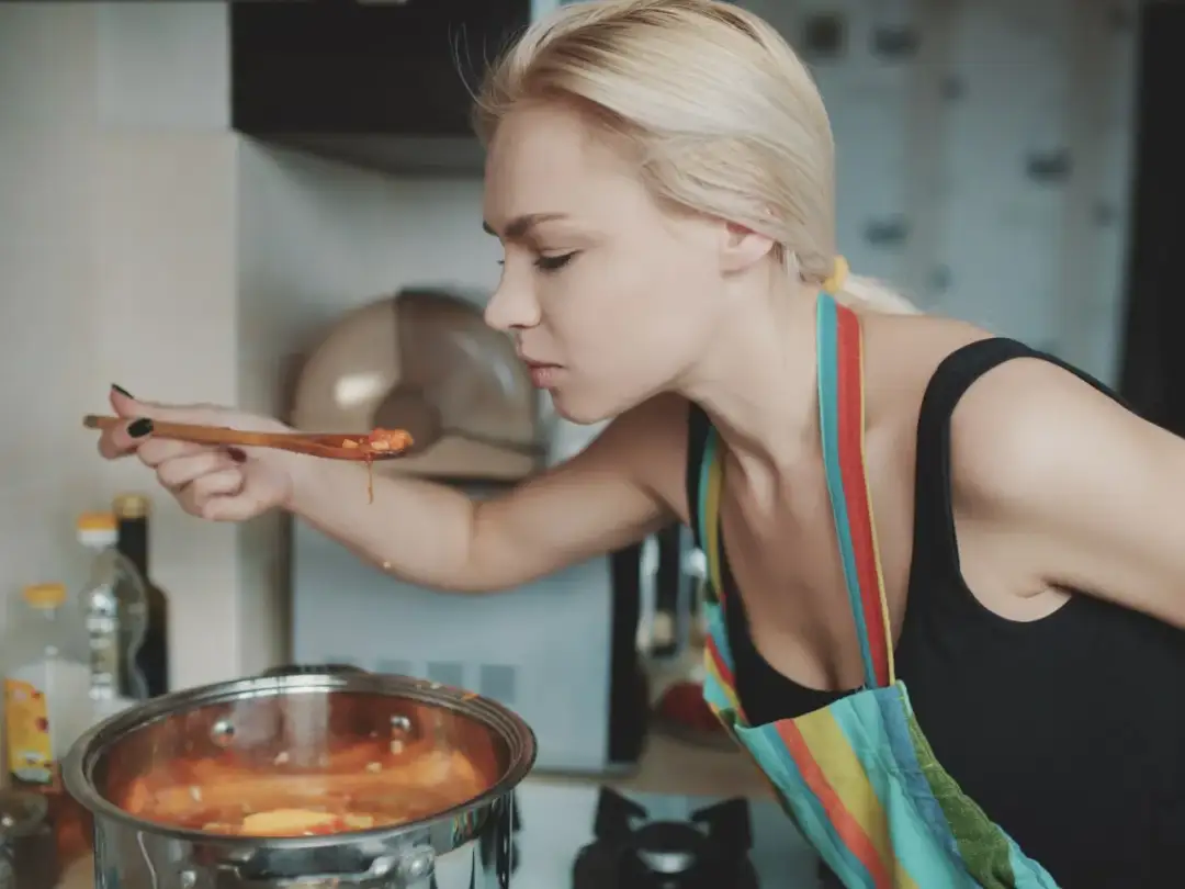 Jak zabielić zupę jogurtem bez obaw o zwarzenie i grudki