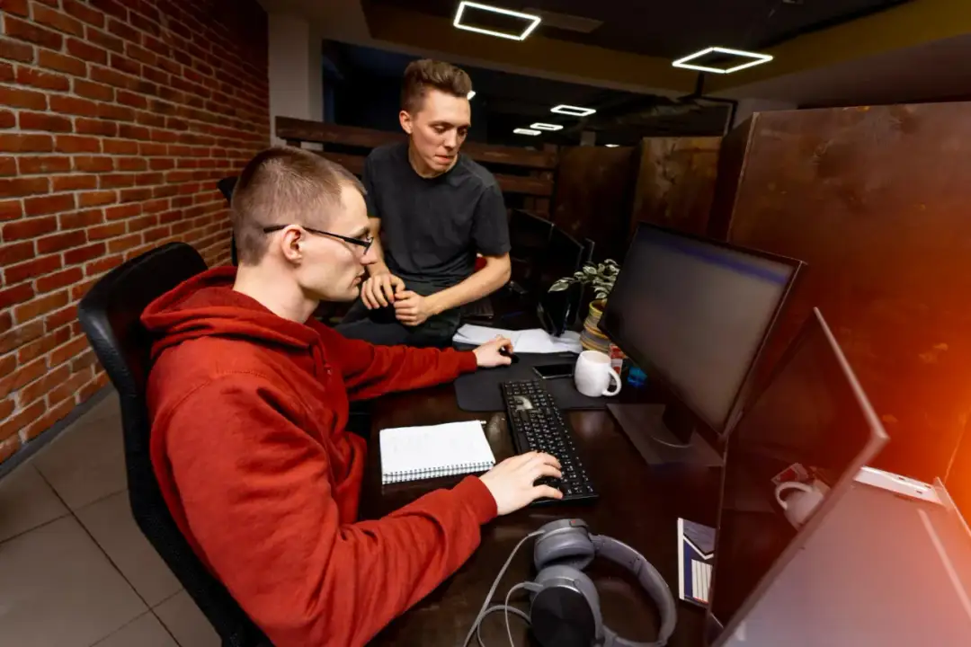 Ile zarabia technik informatyk? Sprawdź, co wpływa na wynagrodzenie