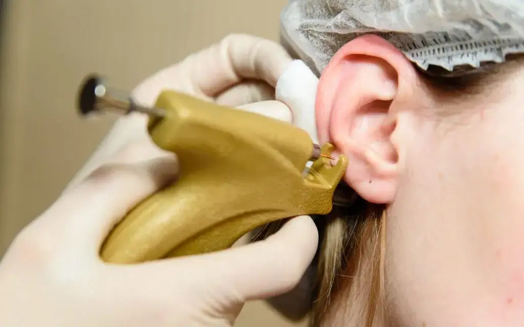 Jak ściągnąć kolczyki z pistoletu bez bólu i ryzyka uszkodzeń