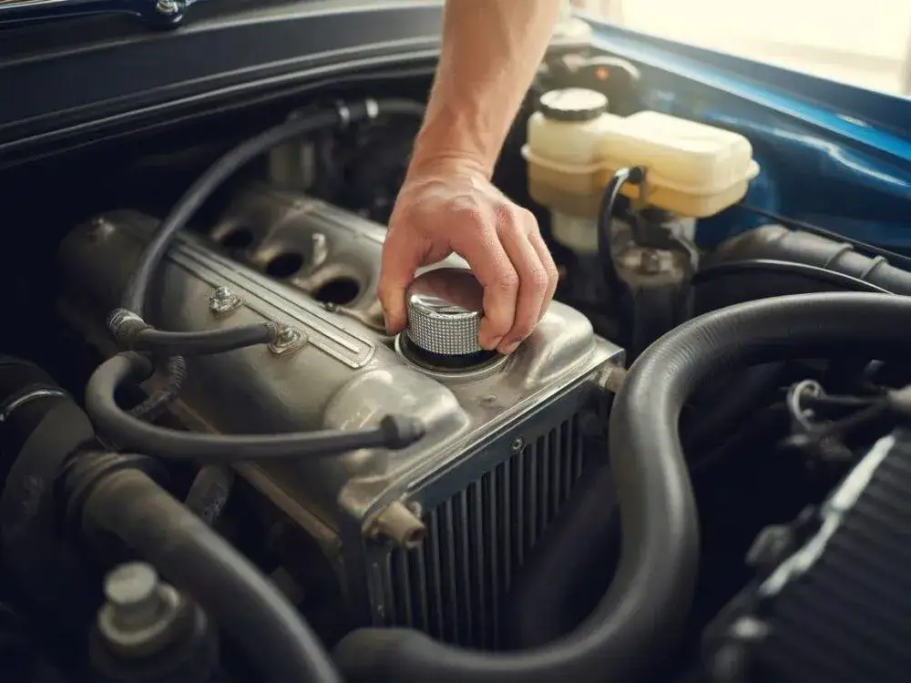 Odma w samochodzie: objawy, przyczyny, naprawa i koszty. Poradnik