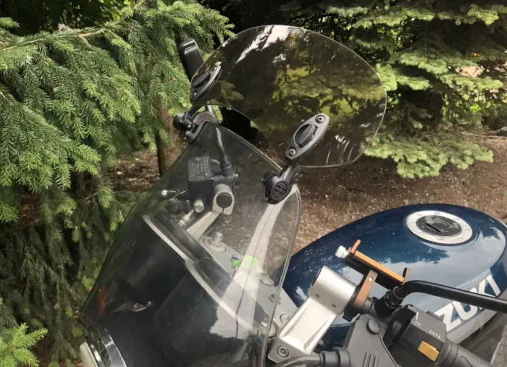 Deflektor motocyklowy: Ustaw go idealnie dla komfortu jazdy!