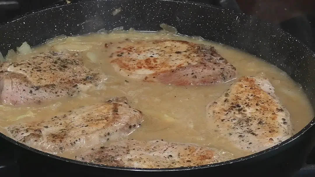 Jak zrobić schab w sosie – prosty przepis na pyszne danie obiadowe