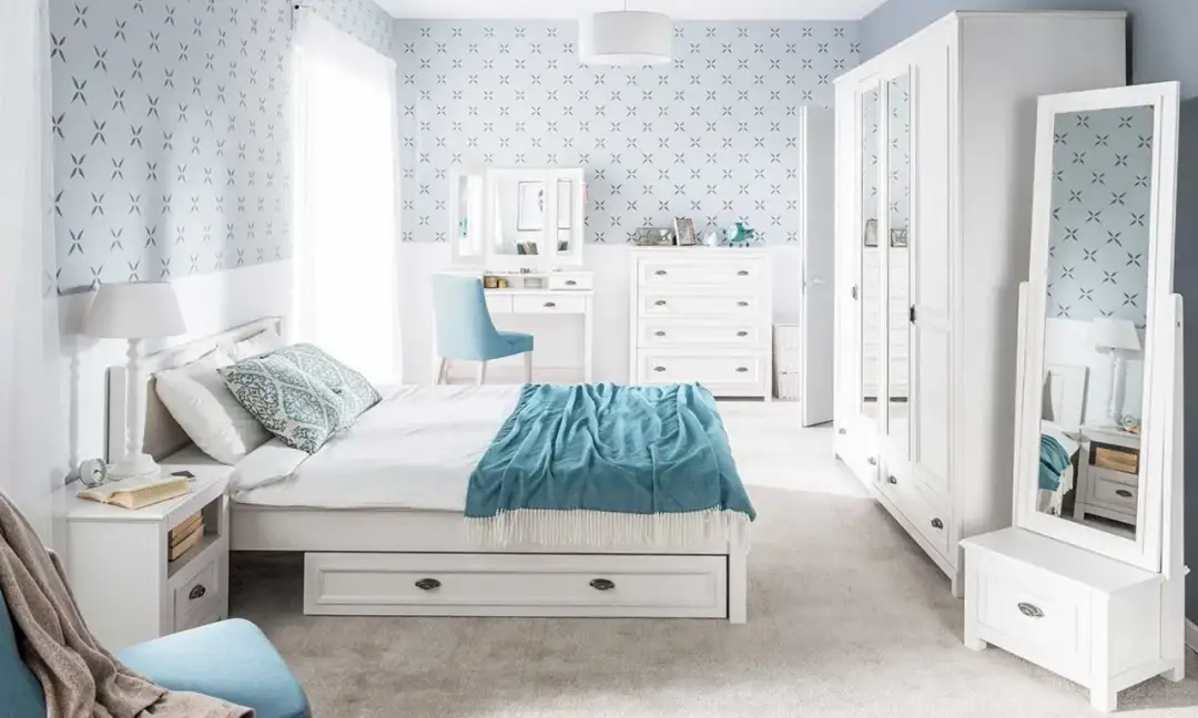 Jakie ściany do sypialni z białymi meblami? Inspiracje 2026