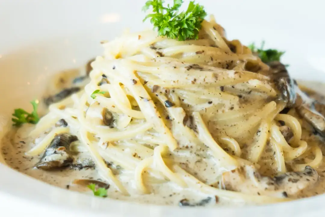 Spaghetti z sosem pieczarkowym – prosty przepis na pyszne danie