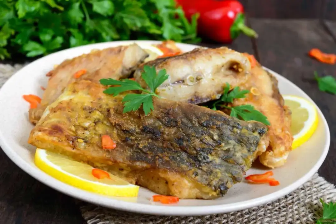 Jak smażyć karpia - proste sposoby na idealnie chrupiącą rybę