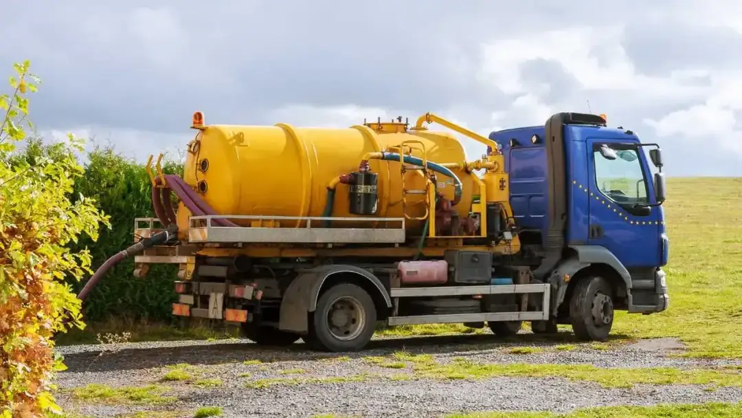 Ile kosztuje wywóz szamba do oczyszczalni? Sprawdź ceny i oszczędności