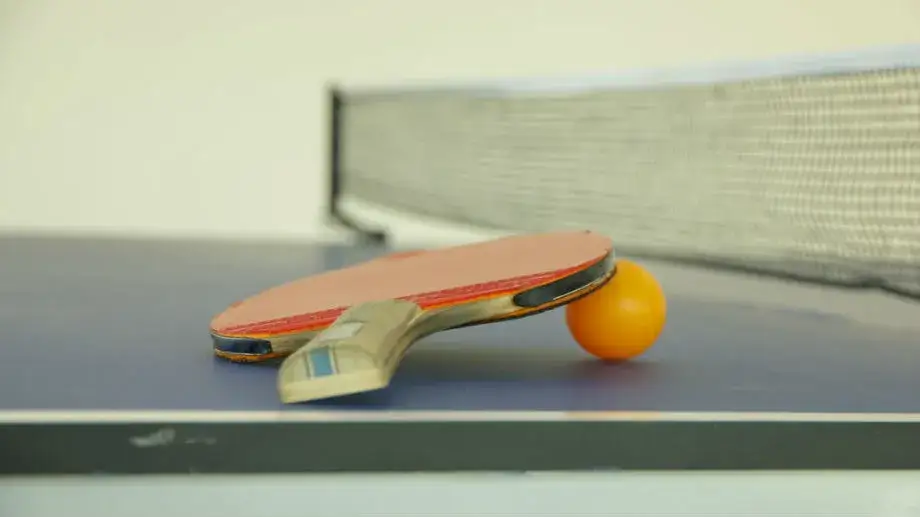Jakie okładziny do tenisa stołowego wybrać, by poprawić grę?