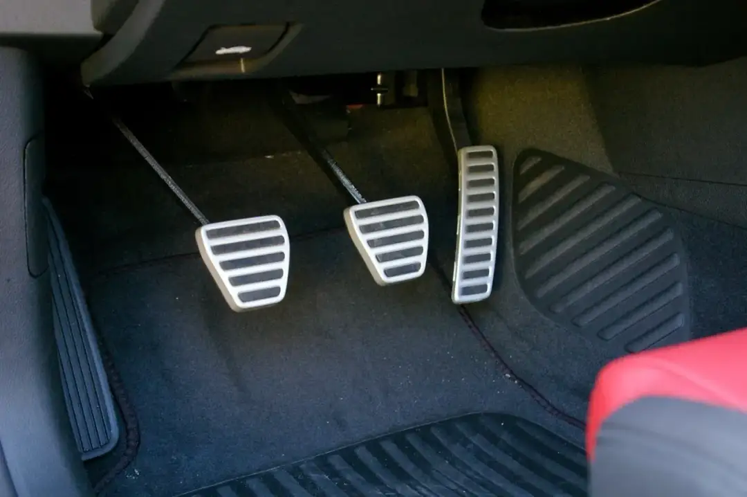 Co to jest sprzęgło w samochodzie i jak wpływa na jazdę?