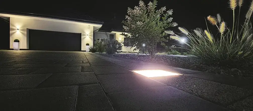 Oświetlenie podjazdu co ile: Jak uniknąć ciemnych miejsc i kosztów