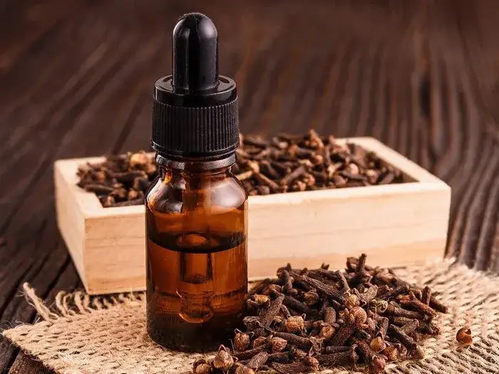 Olejek goździkowy na ból zęba: Jak stosować bezpiecznie?