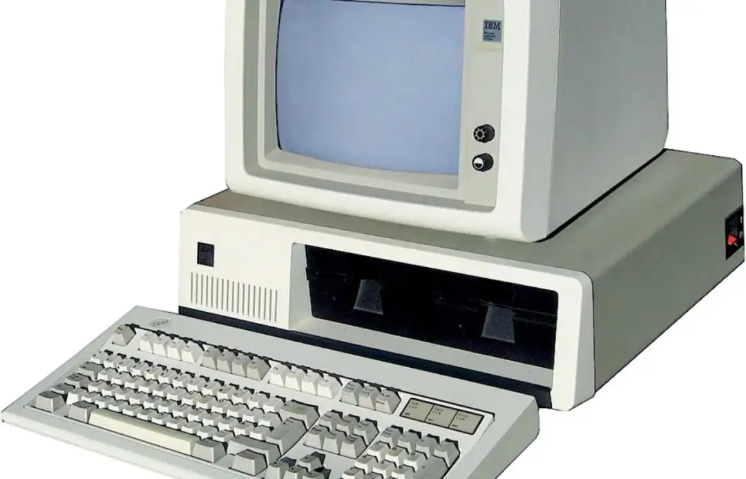 W którym roku powstał pierwszy komputer PC i dlaczego to ważne?