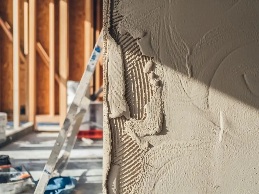 Ile schnie tynk gipsowy: kompletny harmonogram prac wykończeniowych