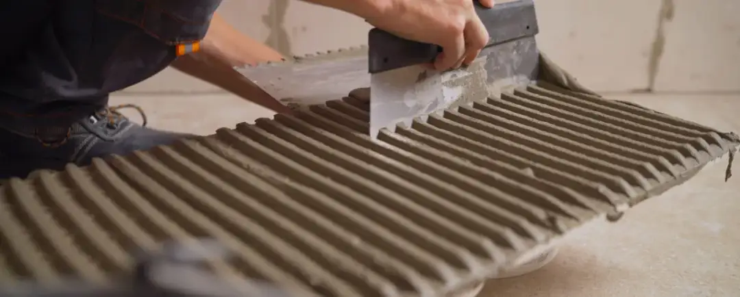 Ile potrzeba zaprawy klejowej na m2? Sprawdź, by uniknąć strat