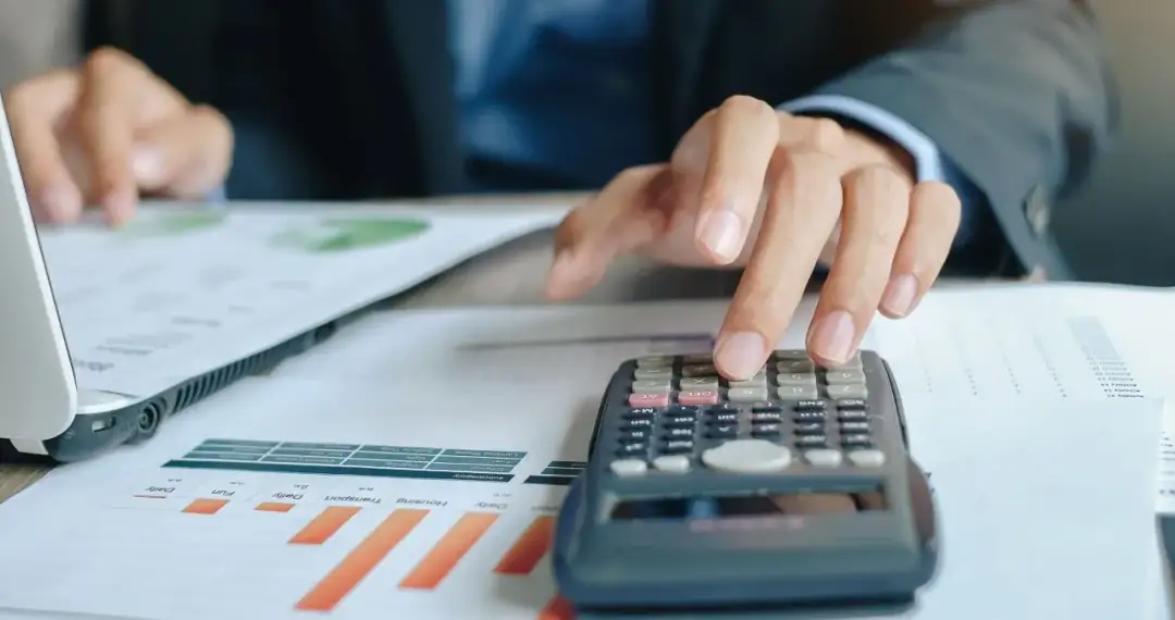 Ile zarabia się po studiach ekonomicznych? Zaskakujące wyniki!