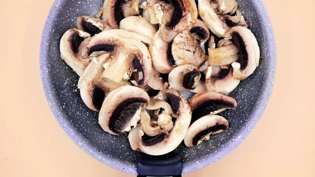 Pieczarki na obiad: 20+ przepisów i triki, by nie puściły wody!