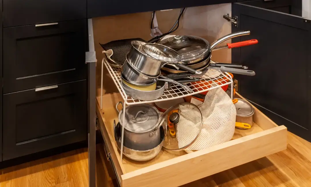 Jak przechowywać pokrywki w szafce, by zaoszczędzić miejsce i czas