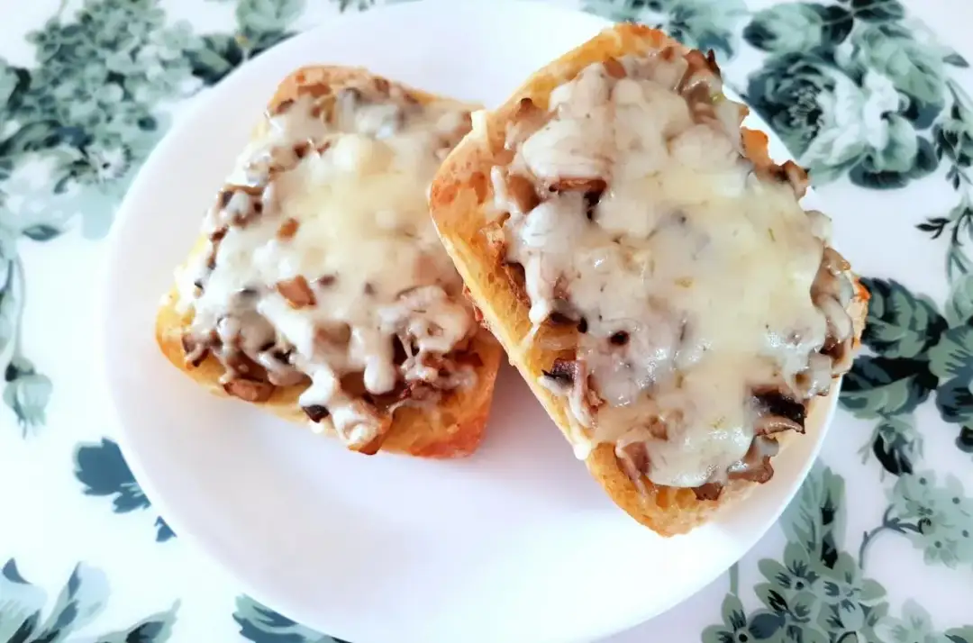 Pyszna zapiekanka z czerstwych bułek – proste przepisy na smakołyki