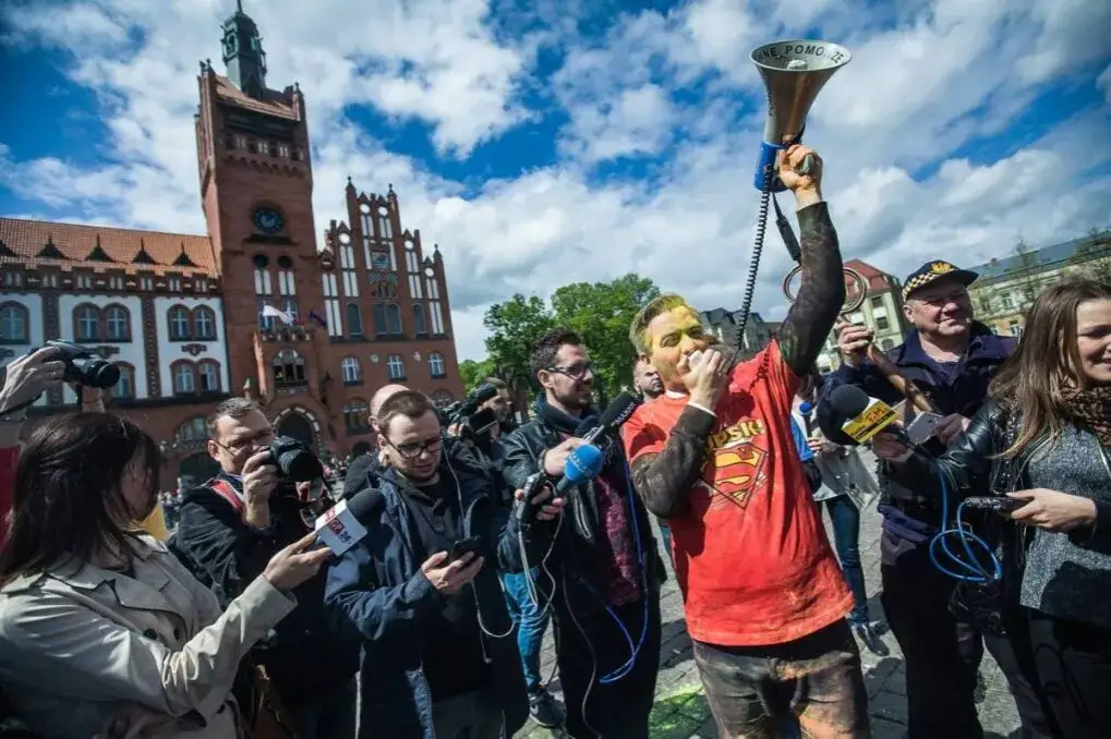 Robert Biedroń gdzie mieszka? Odkryj jego miejsca w Słupsku i Warszawie