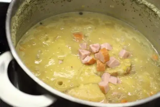 Grochówka wojskowa: przepis krok po kroku na idealną zupę!