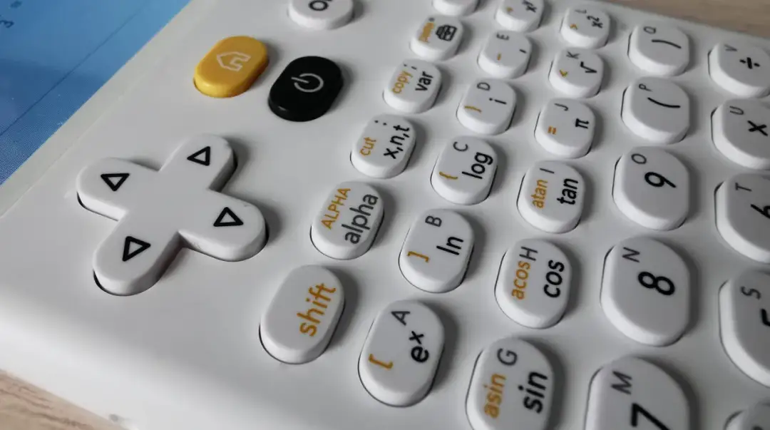 Kalkulator z wyświetlaczem: Jaki ekran wybrać? Poradnik