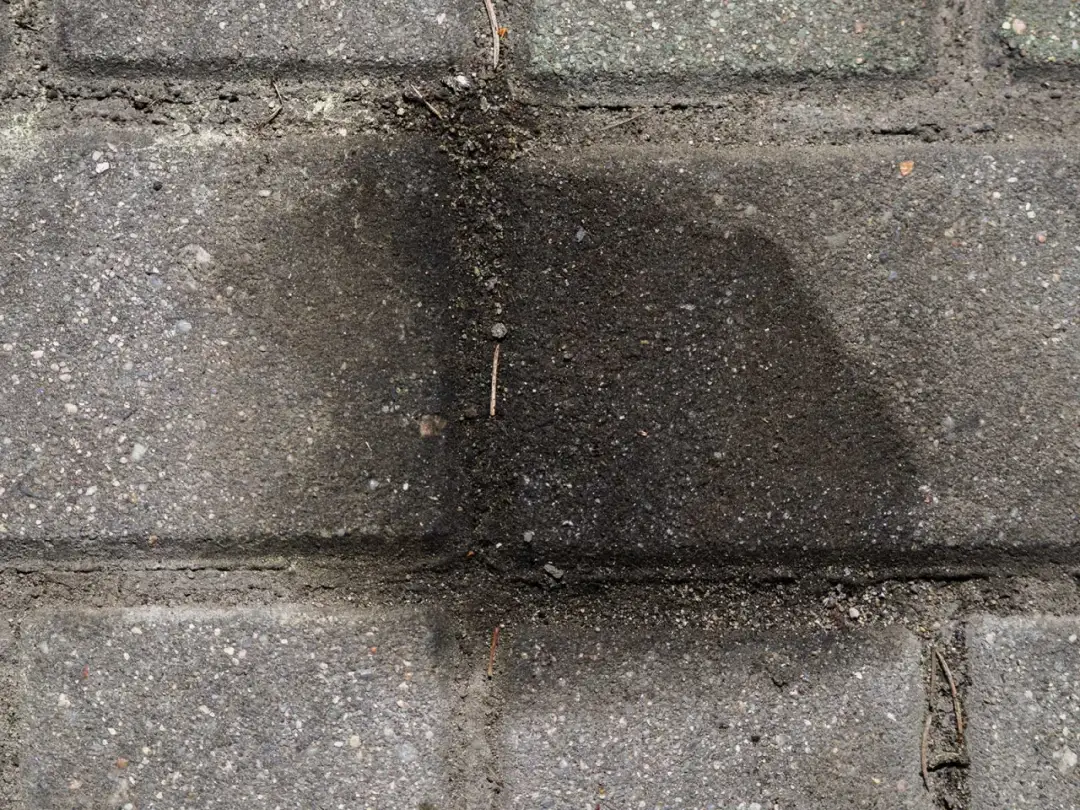 Jak usunąć stare plamy z oleju z kostki brukowej?