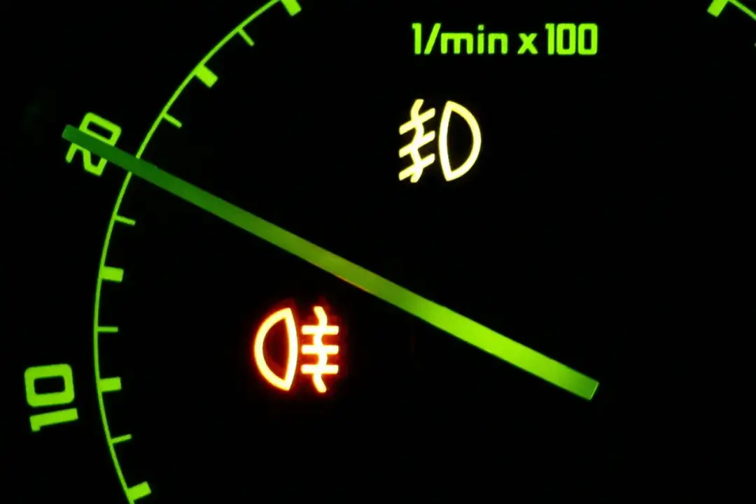 Jakie są ikony świateł przeciwmgielnych w aucie? Kiedy używać?