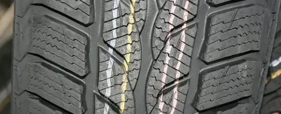 Co naprawdę mówią napisy na oponach o Twoim bezpieczeństwie? Test